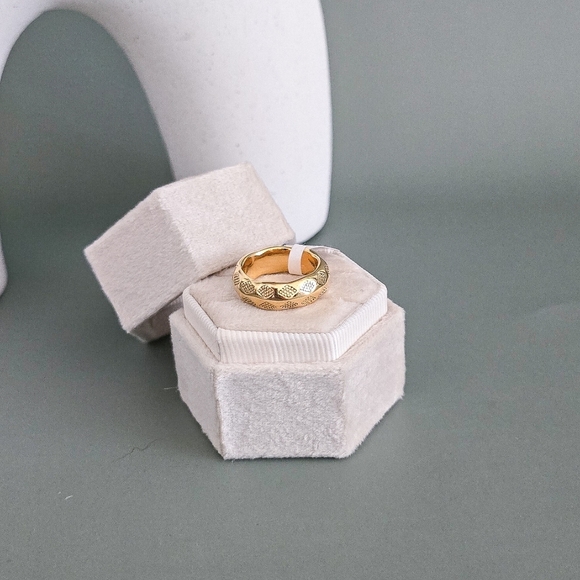 Stainless steel gold tone textured band new - Picture 6 of 6